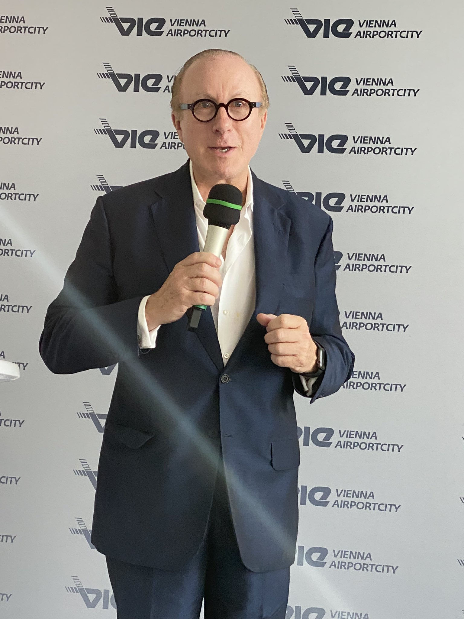 David-Metzner-Speaks-at-Vienna-Airport-City-2