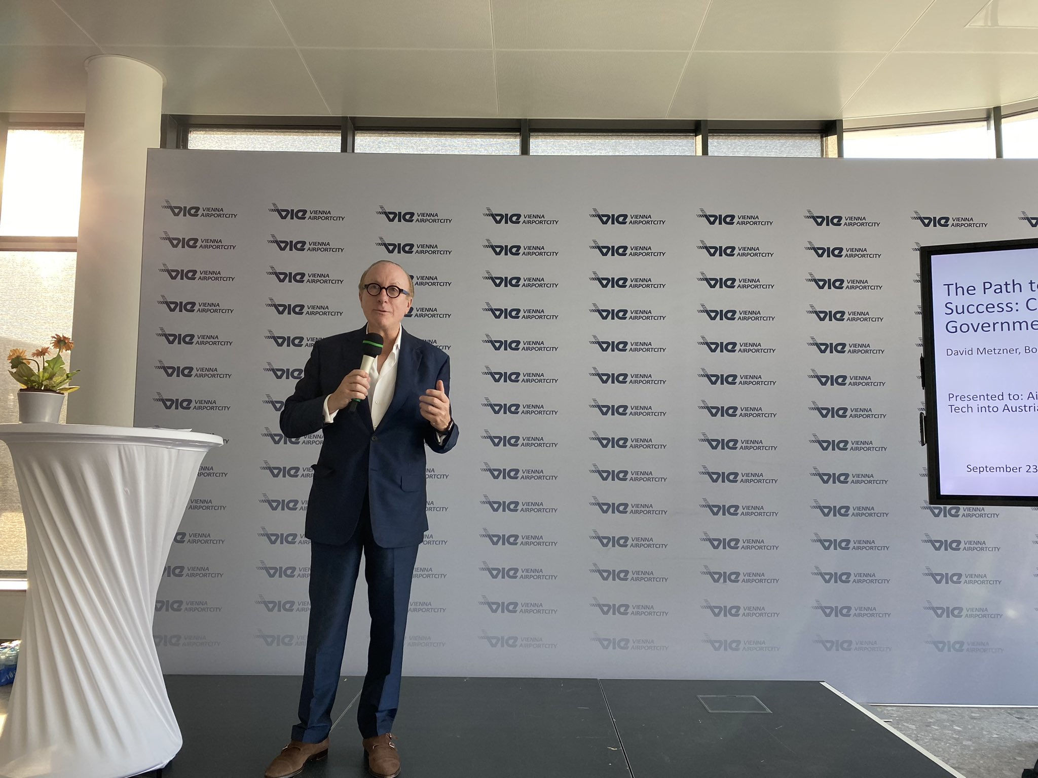 David-Metzner-Speaks-at-Vienna-Airport-City-3